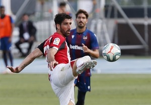 Raúl García controla el balón en el centro del campo