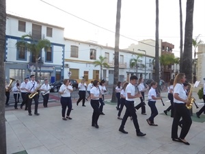 La banda llegando a la plaça dels Músics, final del Pasacalles