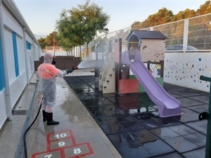 Limpieza intensiva de los juegos infantiles del patio infantil del Colegio Muixara
