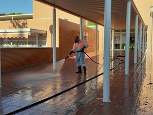 Limpieza de los accesos del Colegio Sant Rafel