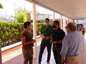 Noelia Pérez, directora Colegio Sant Rafel, hablando con Bernabé Cano, alcalde de La Nucía y los concejales Sergio Villalba y Pedro Lloret