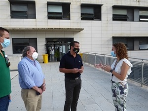 Empar Gadea, directora del IES La Nucía, conversando con Bernabé Cano, alcalde de La Nucía y los concejales Pedro Lloret y Sergio Villalba