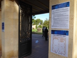 La normativa del protocolo y plano están visibles a la entrada de los dos cementerios