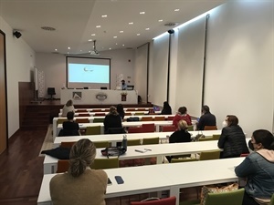 Las asistentes a este taller gratuito del AMPA IES La Nucía formularon diferentes preguntas