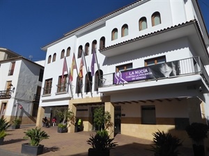 La pancarta permanecerá colgada de la fachada del Ayuntamiento de La Nucía
