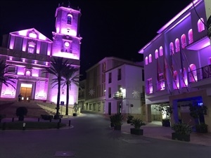 La Iglesia y el Ayuntamiento de La Nucía se tiñen de violeta esta semana