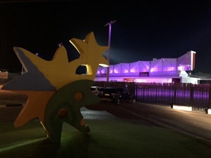 El Estadi Olímpic también se iluminó ayer de violeta para sumarse a esta efeméride