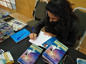 La escritora nuciera firmó sus tres libros al finalizar la presentación
