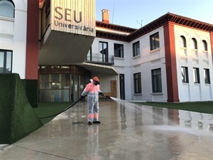 Desinfección en la entrada de la Seu Universitària de La Nucía
