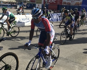 El ciclista francés Lorenzo Manzin (Total Direct Energie), en la salida, fue el ganador de la prueba
