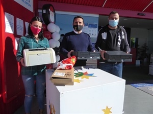 lena Valverde, presidenta AMPA Colegio Sant Rafel,  Sergio Villalba y Bernabé Cano, alcalde de La Nucía.