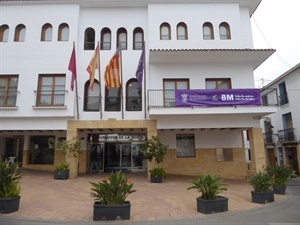 La pancarta se ha colgado posteriormente en el balcón del Ayuntamiento de La Nucía