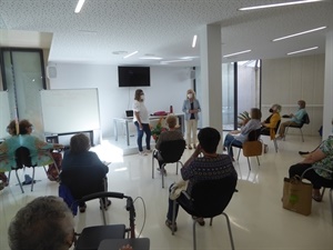 Beatriz Pérez-Hickman, concejala Tercera Edad, junto a al profesora en la apertura del Taller