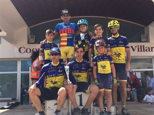 Jaume Pérez en los más alto del podium de Villar del Arzobispo junto al resto de ciclistas nucieros