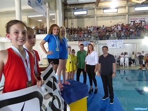 En la entrega de trofeos participó Melani Costa, nadadora olímpica, junto a Bernabé Cano, alcalde de La Nucía y Sergio Villalba, concejal de Deportes