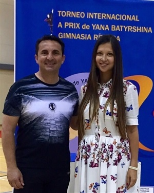 La gimnasta rusa Yana Batryshna junto a Bernabé Cano, alcalde de La Nucía