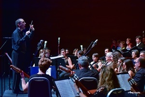 Ramón Lorente, director de la Coral de la UM La Nucía, dirigió parte del concierto