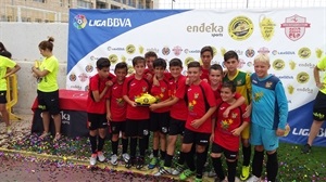 El alevín "A" de La Nucía C.F. con su trofeo de campeón de la Villareal Final Cup