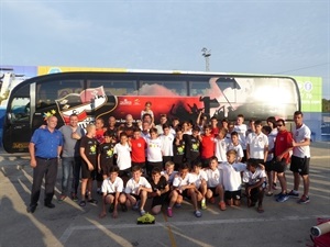 Los tres equipos nucieros que participaron en la Villareal Final Cup, a su llegada a La Nucía, donde fueron recibido por el pte. del club y el concejal de Deportes